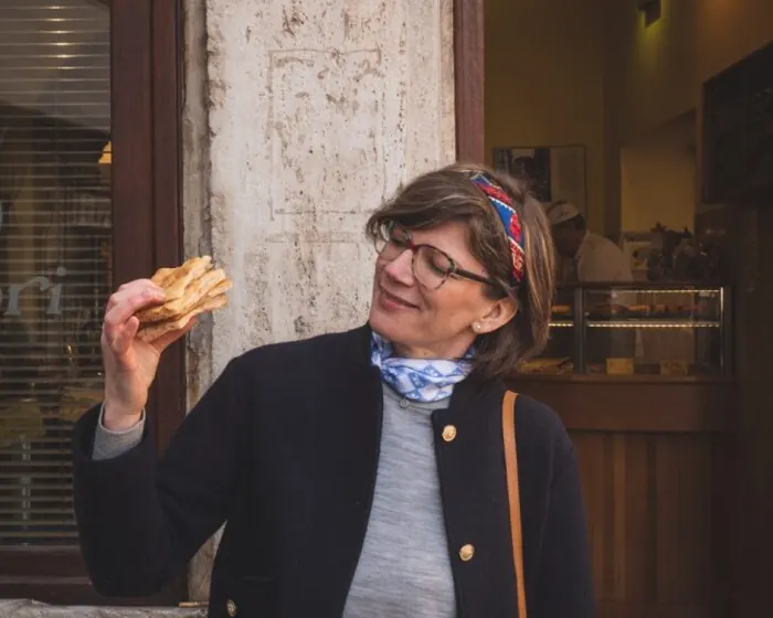 Agnieszka Koper przy stoliku w rzymskim barze